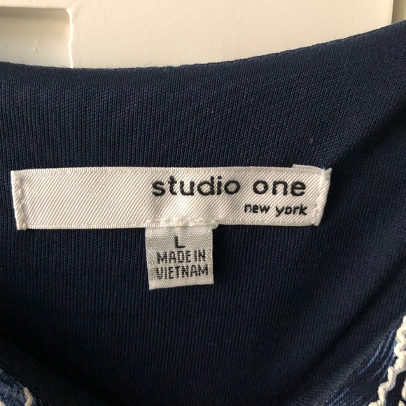 Soft and feminine popover puff print dress. 🌷 - Picture 3 of 5